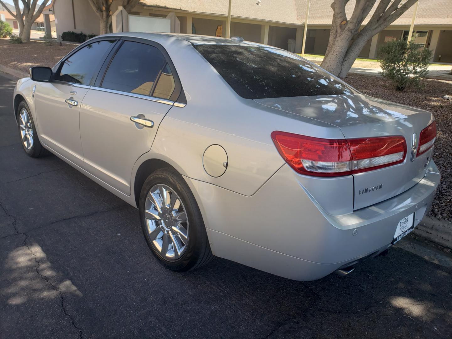 2010 /gray and black Lincoln MKZ base (3LNHL2GCXAR) with an 3.5L V6 DOHC 24V engine, 6-Speed Automatic transmission, located at 323 E Dunlap Ave., Phoenix, AZ, 85020, (602) 331-9000, 33.567677, -112.069000 - 2010 Lincoln MKZ,....... EXCELLENT condition, A Real Must See!!.... No accidents, Stereo/cd Player, Satellite compatible, Phone sync, Bluetooth, Ice cold ac, Clean Black and Gray interior with Black leather seats in near perfect condition, Gorgeous tinted sunroof, power windows, power door locks, cl - Photo#5